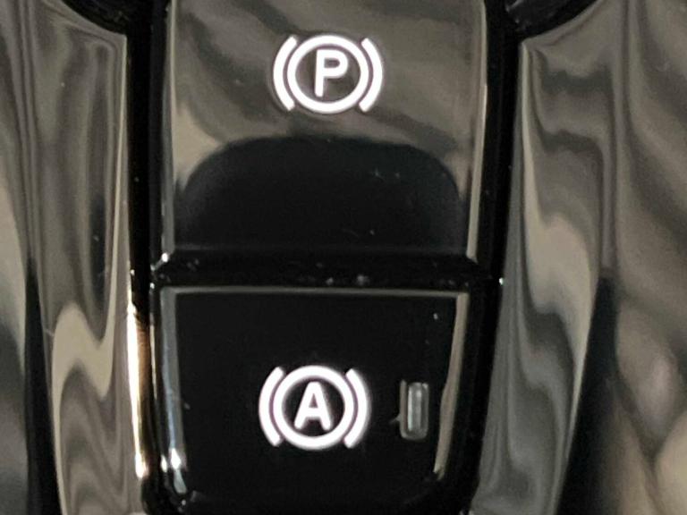  Volvo XC40 2.0 B4P R DESIGN Pro 5dr Auto [7 speed] Estate Petrol Automatic