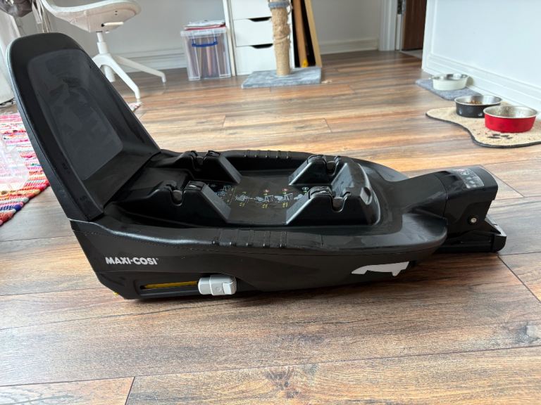 Maxi Cosi I-Size universal and ISOFIX car seat base x2