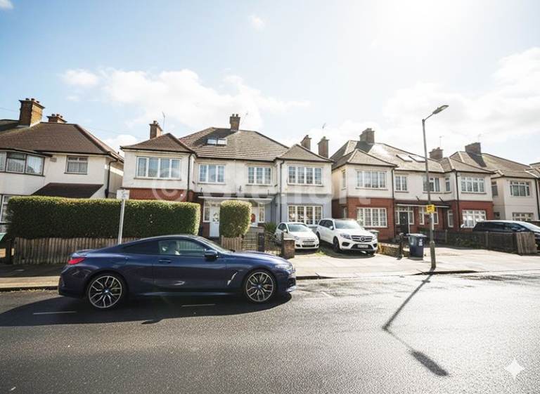 1 bedroom flat in Woodstock Avenue, London NW11