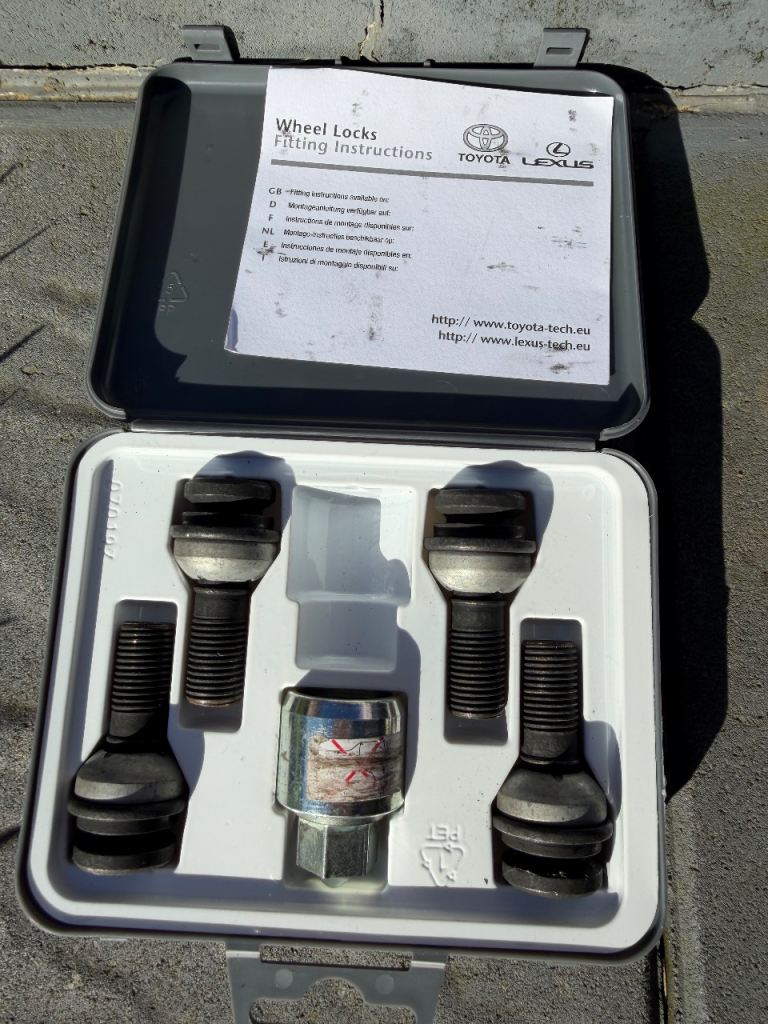 GENUINE TOYOTA/LEXUS LOCKING WHEEL NUT KIT/SET 