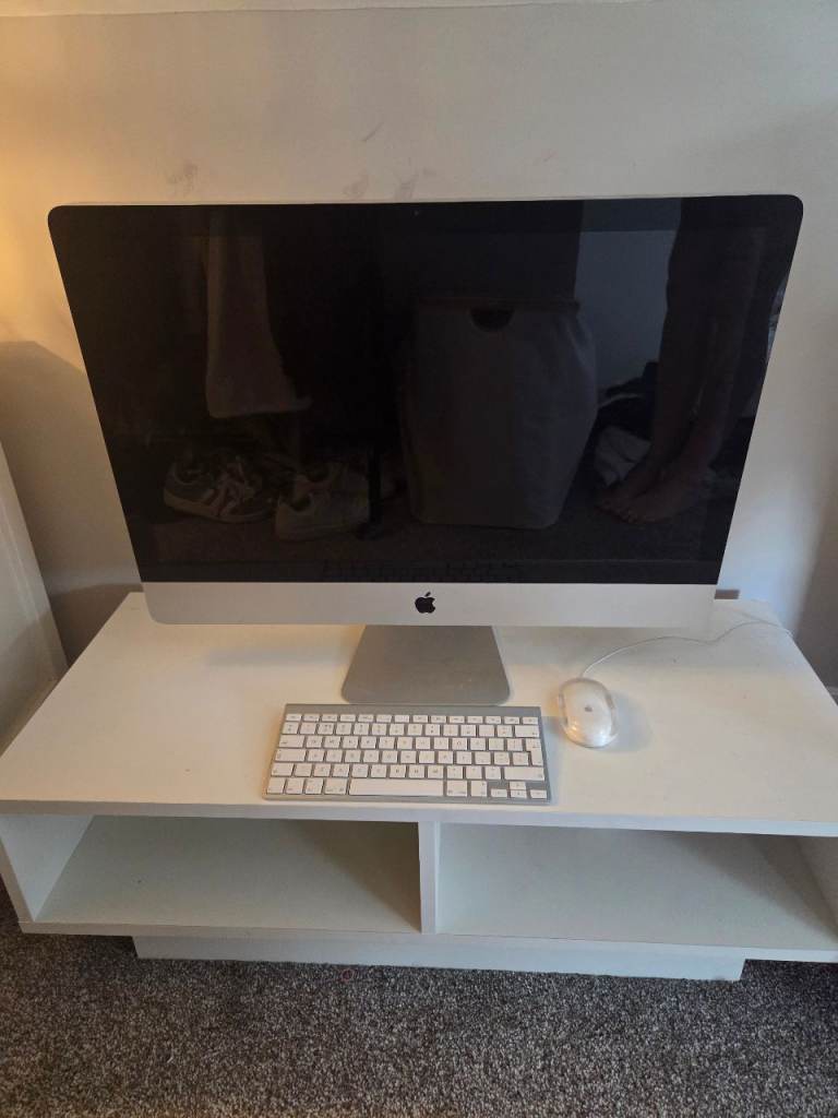 Apple iMac Desktop PC with Keyboard and Mouse