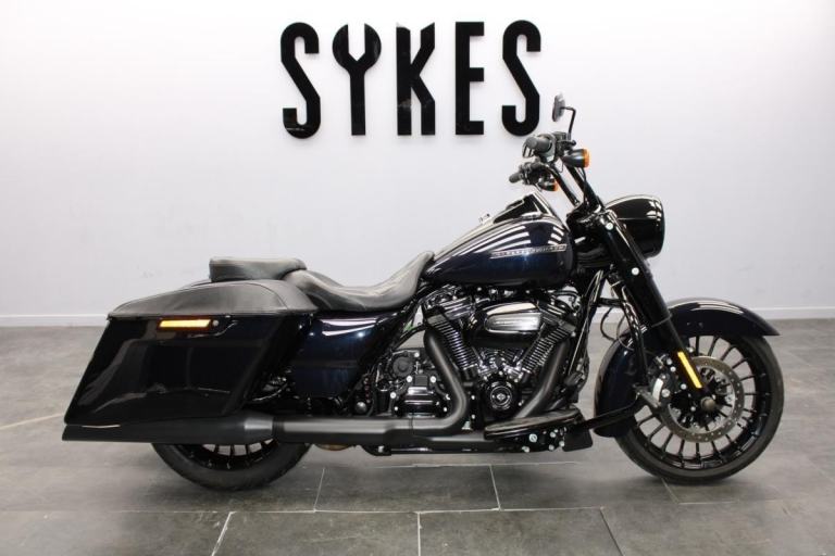2018 Harley-Davidson FLHRXS Touring Road King Special in Midnight Blue