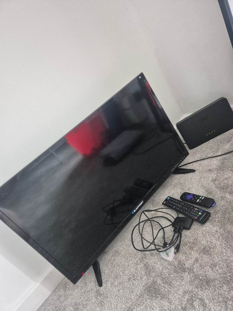 Blaupunkt 32" LED TV in Black with Roku TV Stick