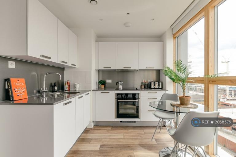 Studio flat in Queen Street, Maidenhead, SL6 (#3068576)