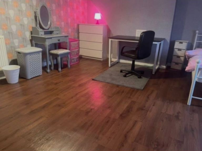 ROOM TO RENT 