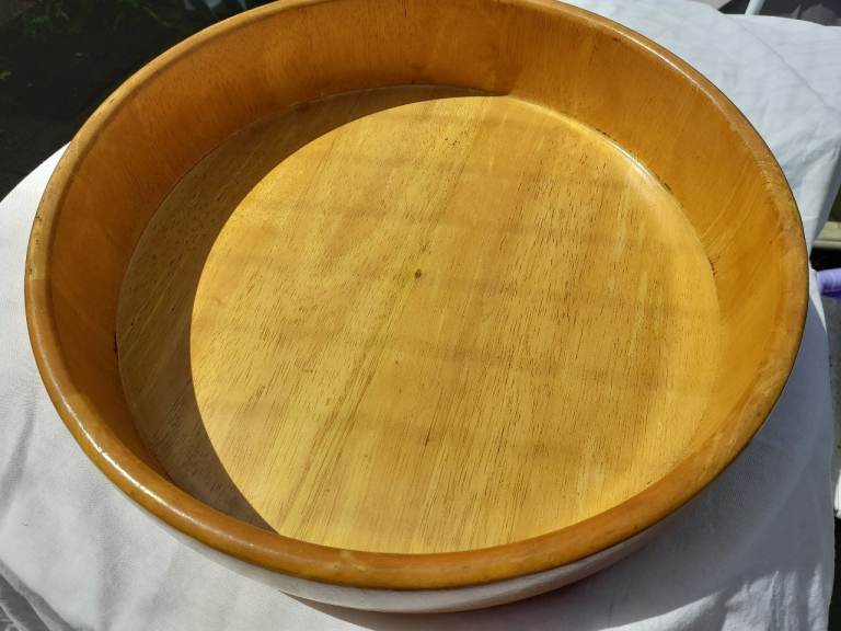 Wooden Fruit Bowl – Good Condition, Natural Wood Finish