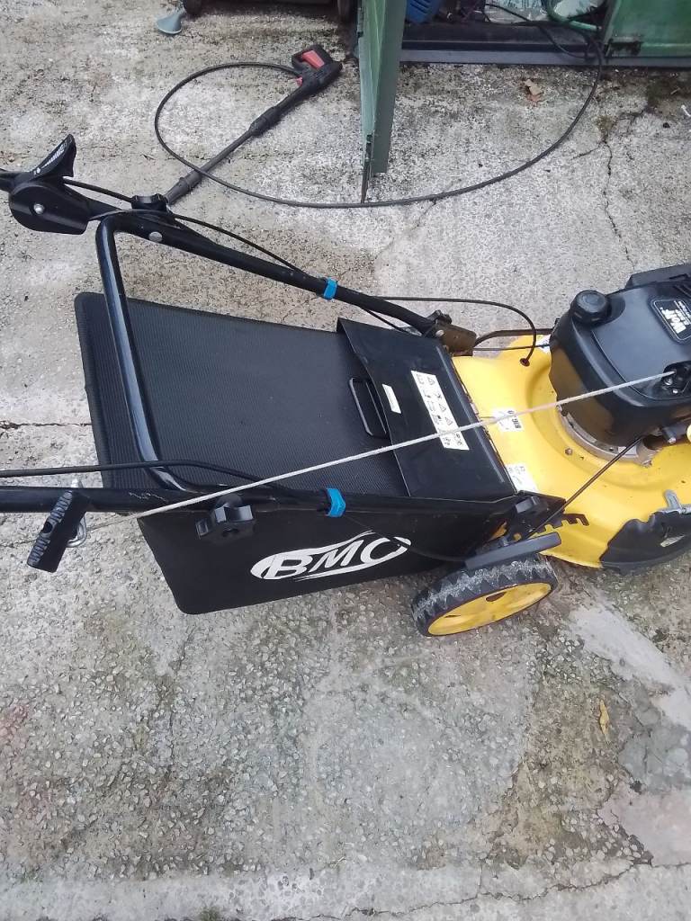 Petrol lawn mower self-propelled