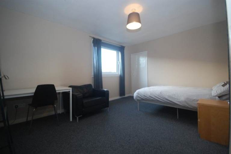 Double room - 4 bedroom flat v close to Ed Coll/Napier/HW