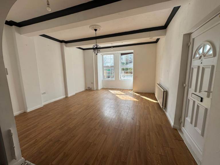 Spacious 3-Bed House for Rent – ME2 4DG