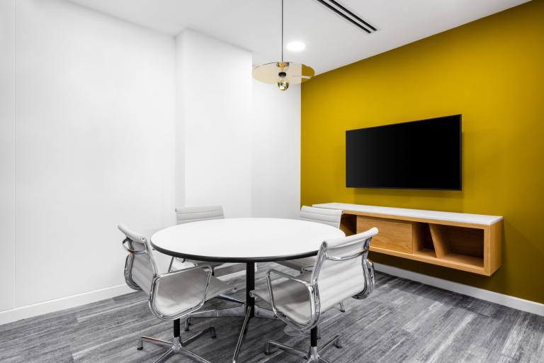 London - W1J 6BD \ Serviced Office for 4 Workstations