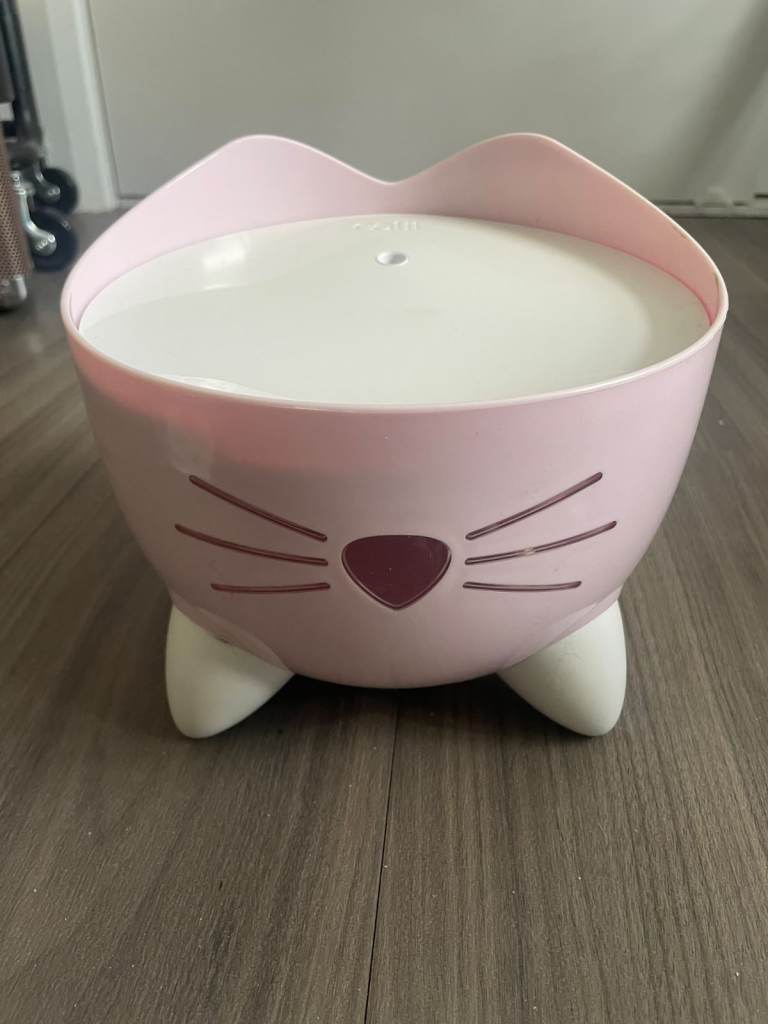 Cat drinking fountain with filters included