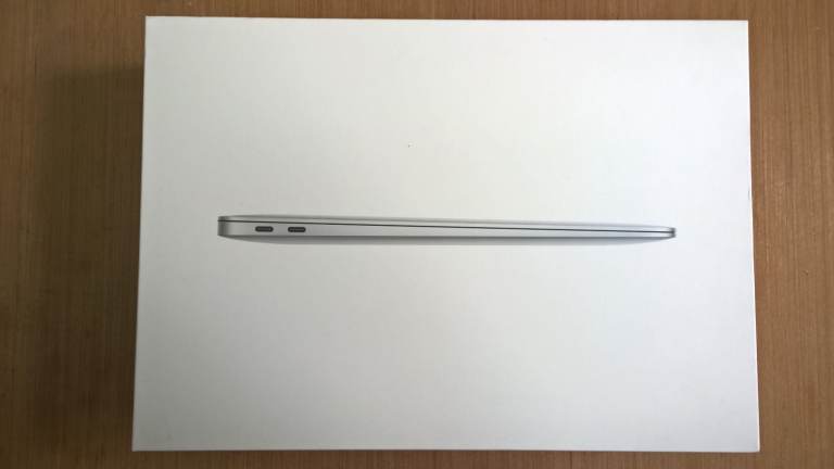 Apple MacBook Air 13 inch (2020) Retail Box,