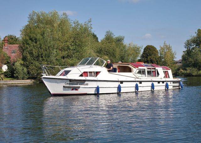 Bounty Boats 40ft Cruiser – Sleeps 8 – Ideal Holiday Boat or Liveaboard