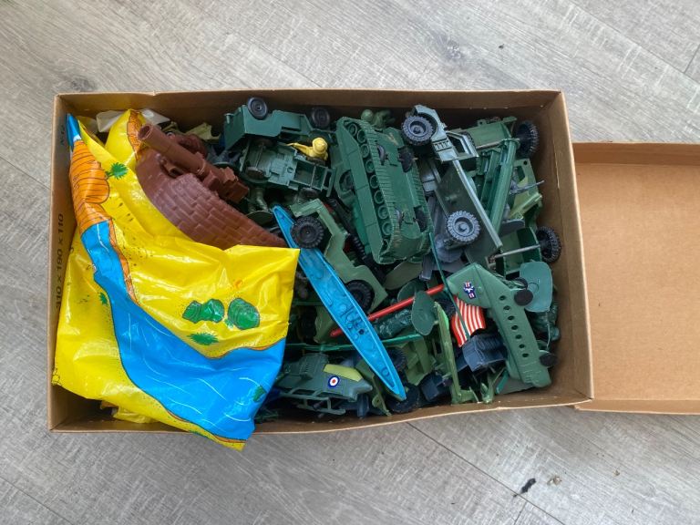 Plastic army figures and vehicles