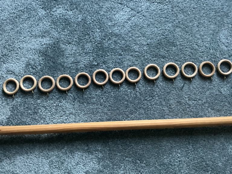 WOODEN CURTAIN POLE WITH RINGS PINE