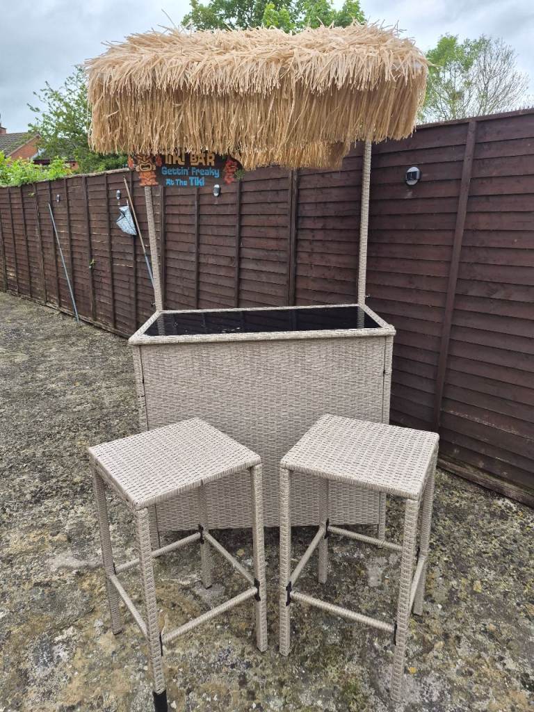 Rattan Garden Bar Set with Stools and Tiki Roof