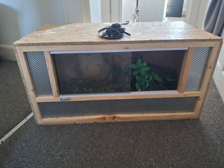 Wooden viv