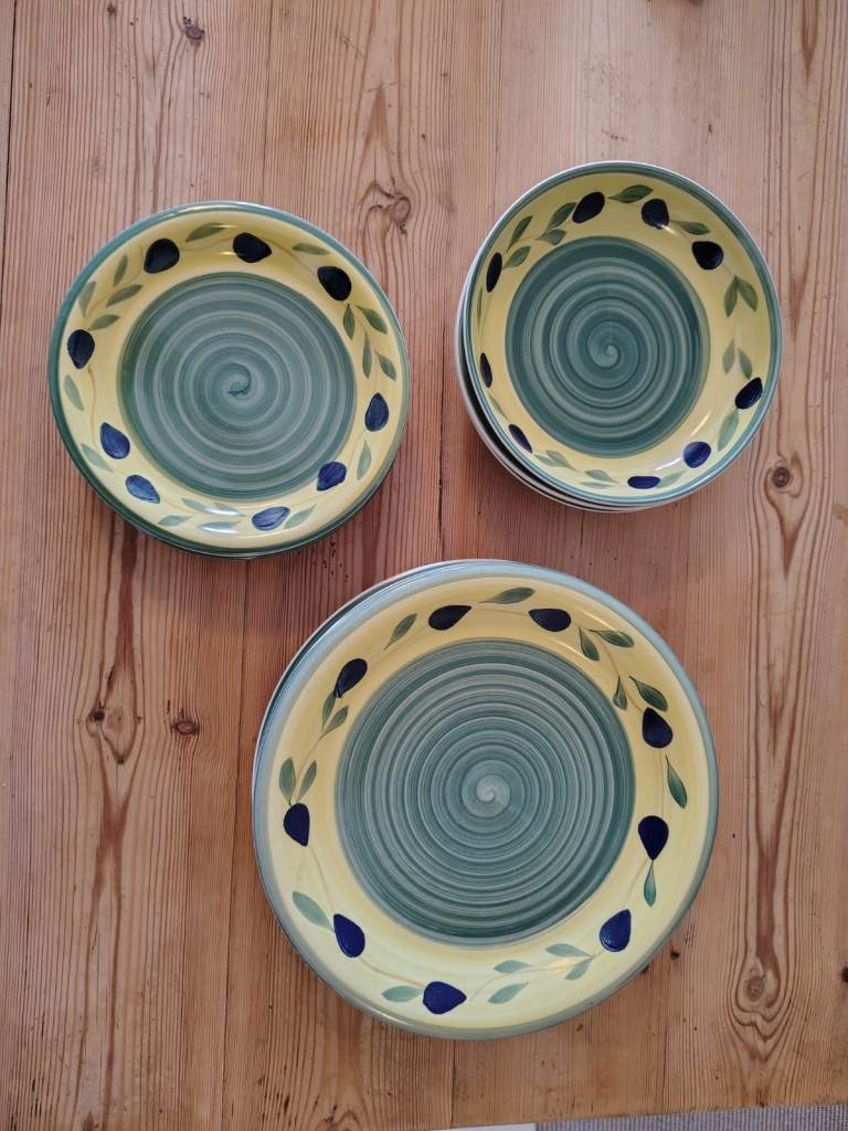Vintage Trade Winds coloured plate set (4 of each type; 12 pieces)
