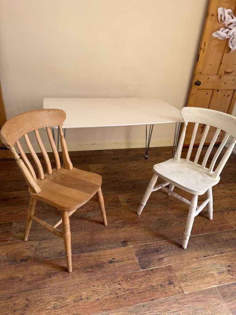 Table and 2 wooden chairs