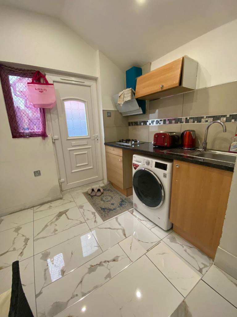 Flat for rent, studio flat, attached bathroom 