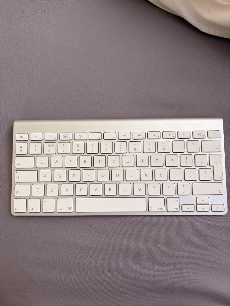 Apple Wireless Keyboard A1255 QWERTY English Silver/White Multimedia