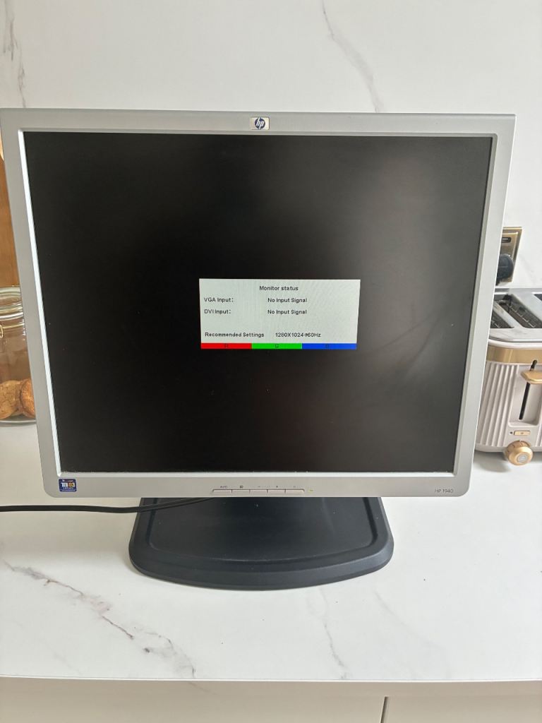HP 17” MONITOR (EXCELLENT CONDTION)