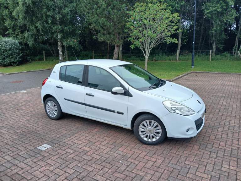 2010 Clio 1.2 petrol, 85k, New MOT, Good Clean Condition.