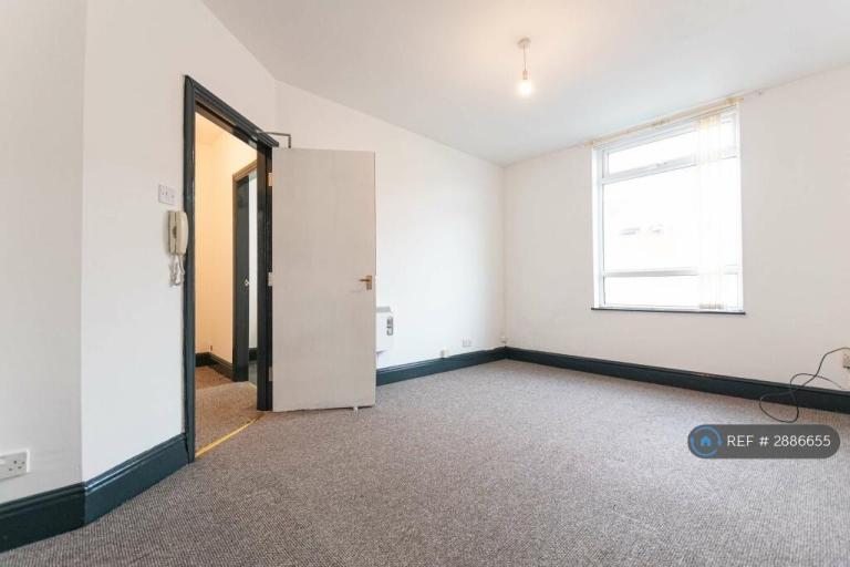 1 bedroom flat in Wyresdale Road, Bolton, BL1 (1 bed) (#2886655)