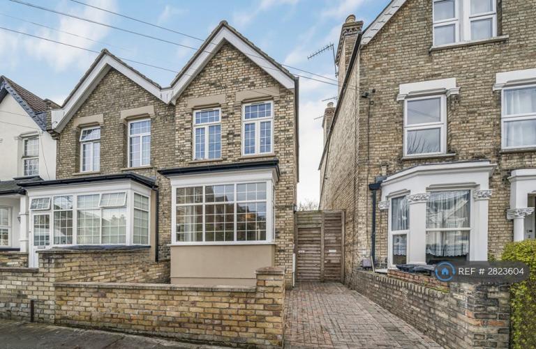 2 bedroom house in Glenthorne Road, London, N11 (2 bed) (#2823604)