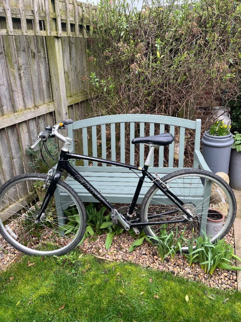 Giant Hybrid Bike – Medium Frame – Shimano Gears – Northallerton