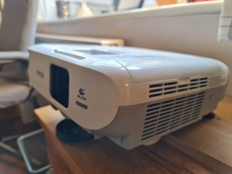 Epson EB-990U HD Projector.  3800Lumens