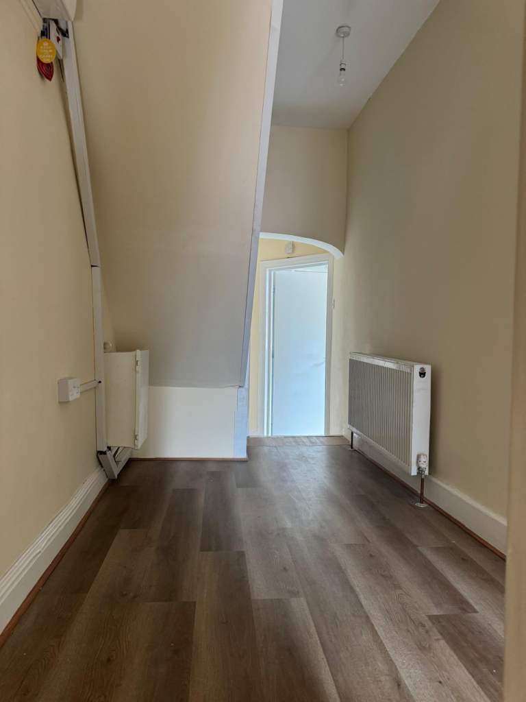  3Bed, 2bath above shop to rent in South Harrow - Northolt Road