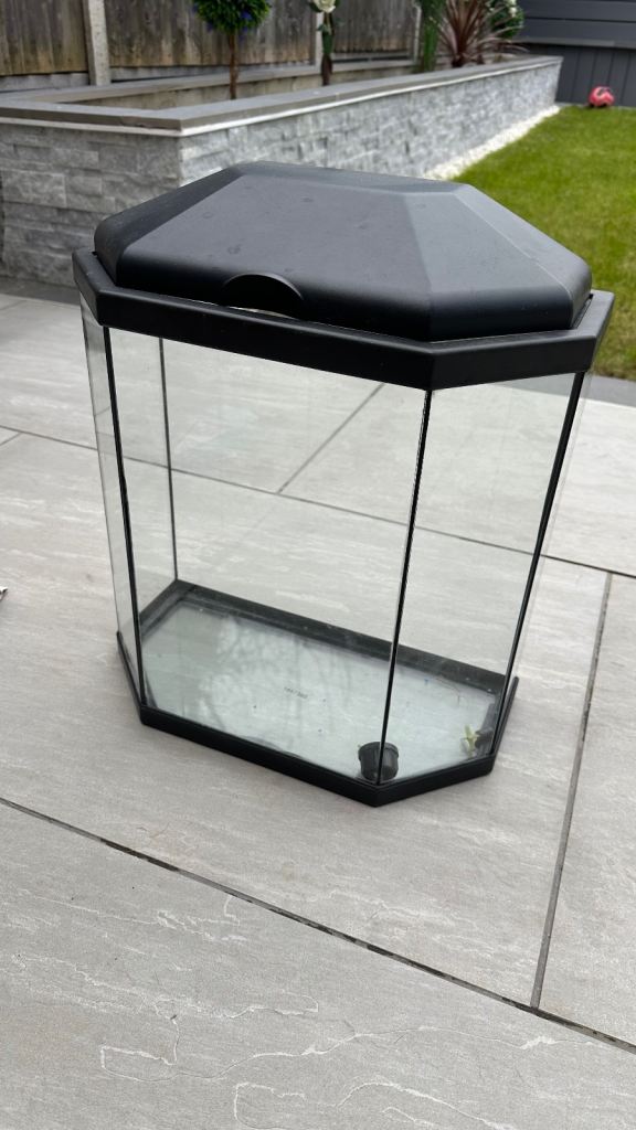 Fish tank for sale with some accessories, great condition 