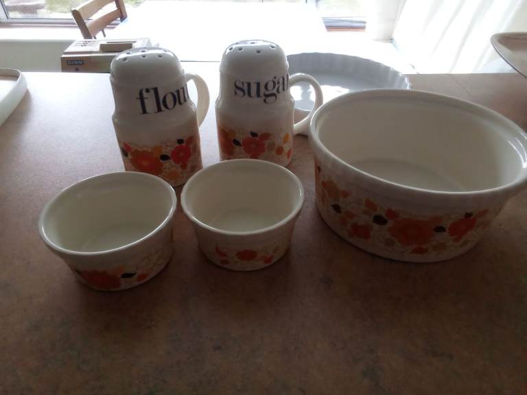 CROWN DEVON CARNABY DAISY FLOUR SUGAR SIFTER RAMEKINS SOUFFLE DISH 1960'S 70'S MARY QUANT