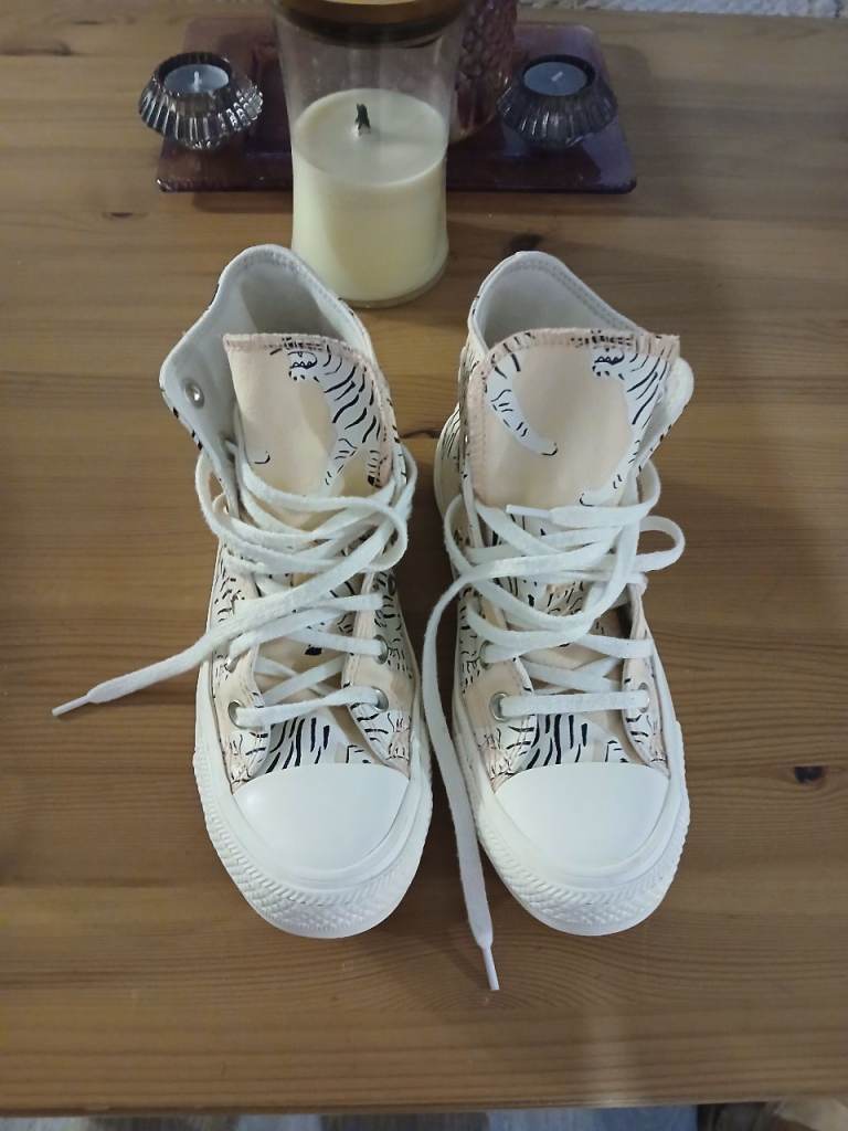 Converse size 4