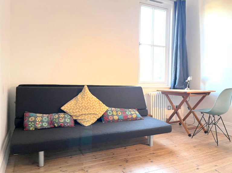 Ensuite Immaculate Room Monday Friday in architect's friendly family home