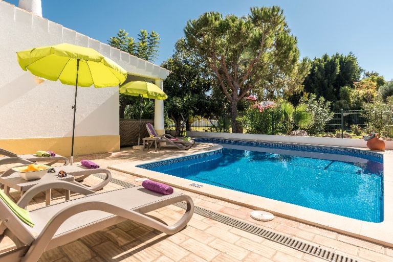 Sunny Algarve  3 bed  Villa Private Pool- Garden Pristine. Private upmarket area close to shops. 