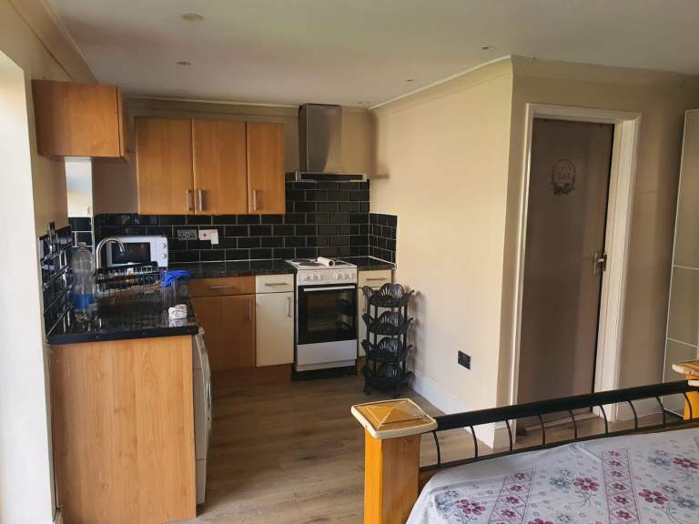 Ground Floor Studio Flat to Let – Thurlestone Avenue, Barking, IG3 9DU