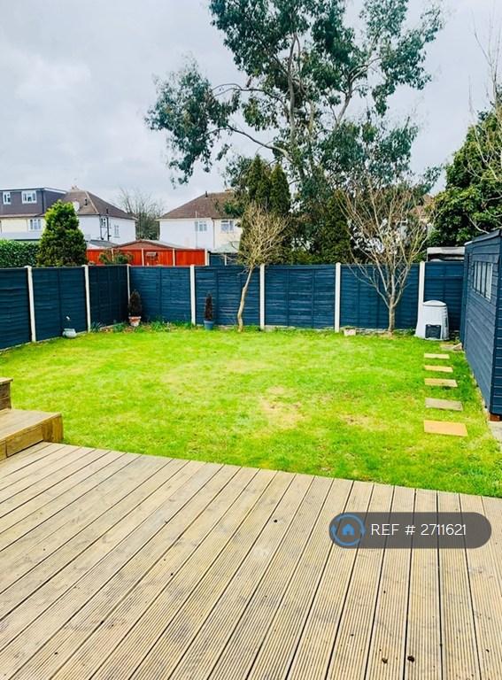 2 bedroom flat in Cumberland Avenue, Maidstone, ME15 (2 bed) (#2711621)