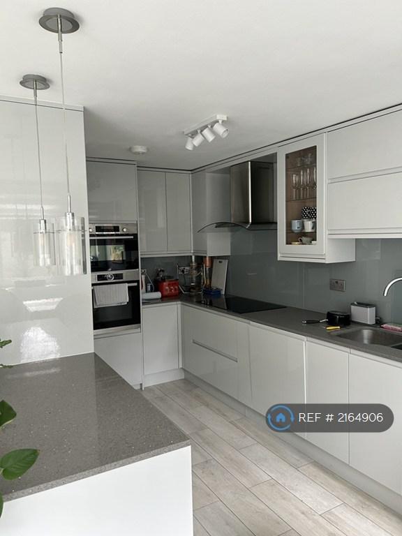 3 bedroom flat in Elgin Avenue, London, W9 (3 bed) (#2164906)