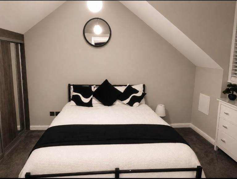 TWO king size bedrooms for rent, TOP FLOOR of townhouse to rent, 2 rooms to rent 