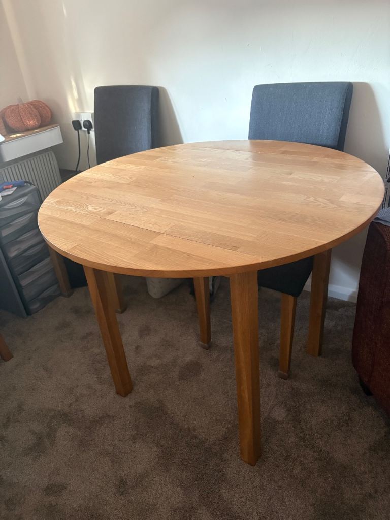 Oak table & 4 chairs 