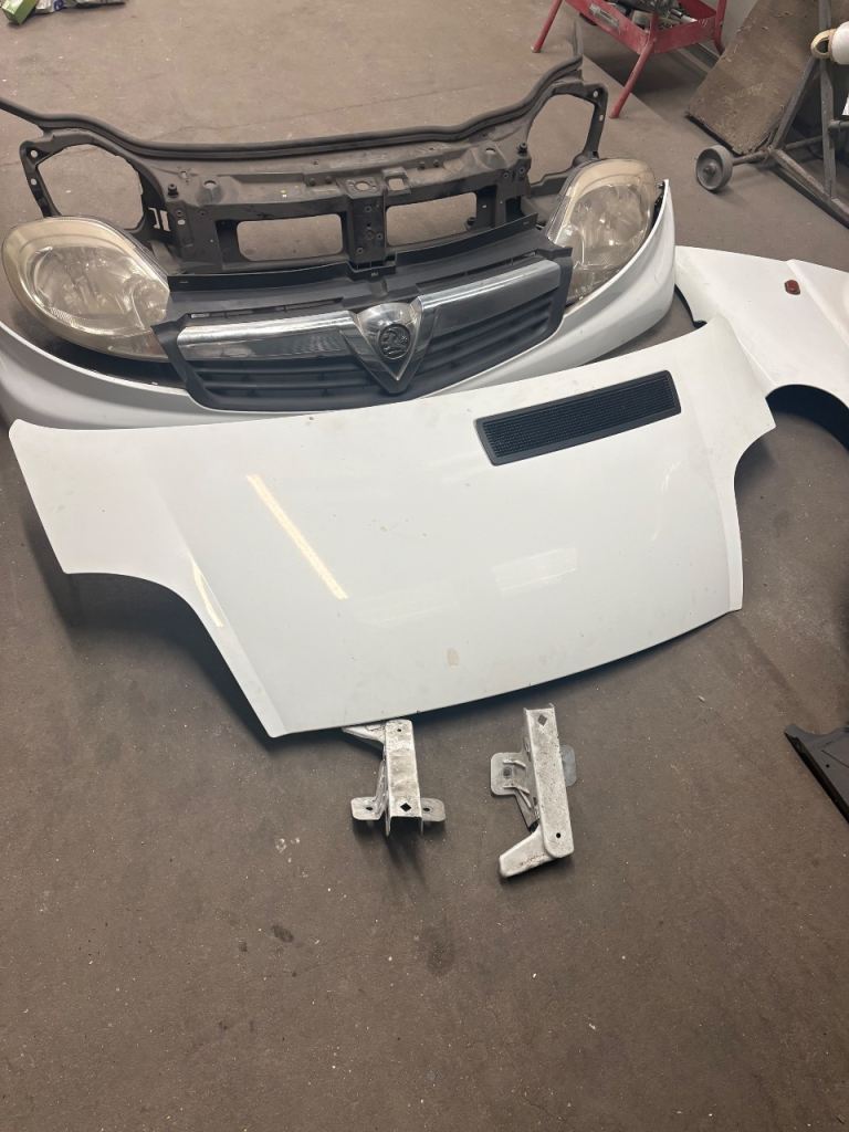 Vauxhall Vivaro 2012 front end parts as pictured 