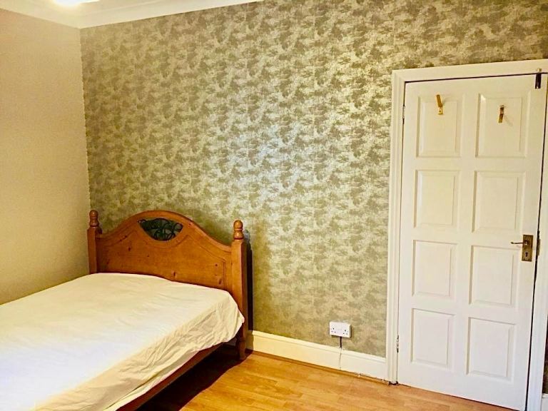 Rent Double Room close to Southall Tube Station 