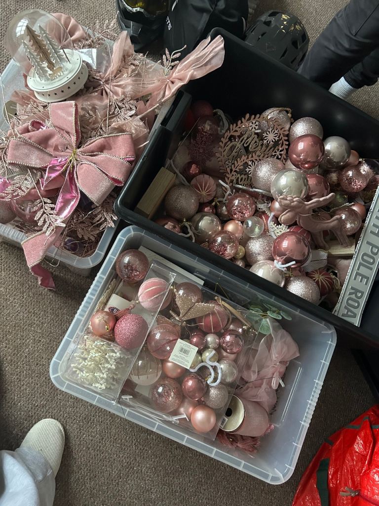 Pink Christmas decorations 