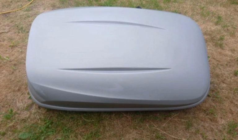 Halfords roof box 320L made by Thule with key and clamps 