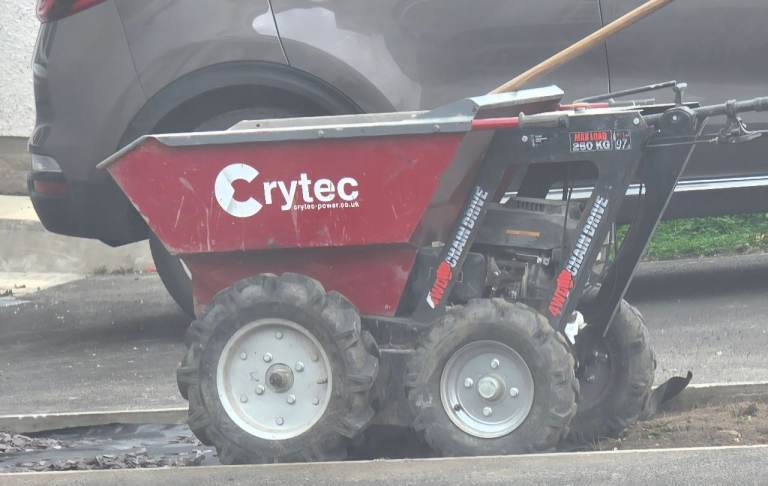Muck truck and ramp for tipping in to skips 