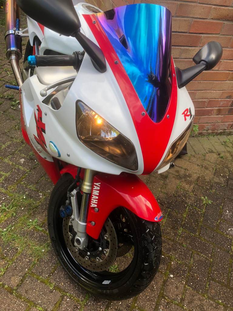 1999 Yamaha YZF-R1 (T Reg) – Red & White – 8,400 km – £3,000