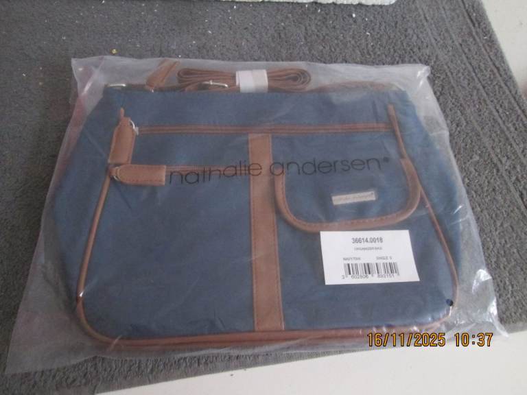 NATHALIE ANDERSEN NAVY/TAN ORGANIZER HANDBAG NEW