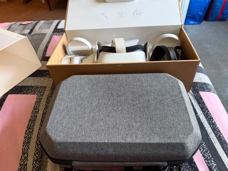 Meta Quest 2 VR Headset with Controllers and Case – As Good As New | in ...